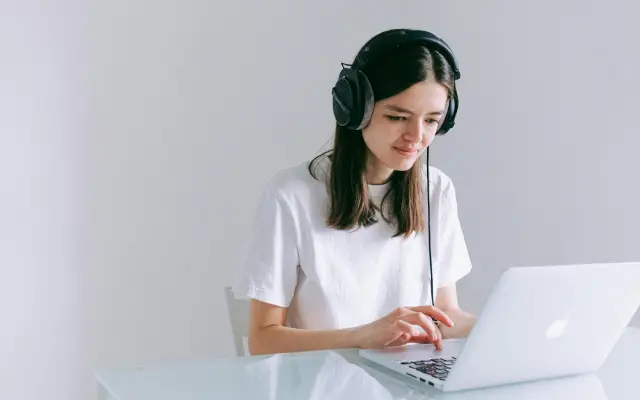 Tips Belajar Bahasa Inggris Melalui Lagu: Mudah dan Menyenangkan 