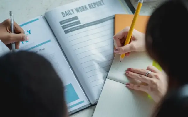 Pola Kalimat Present Continuous Tense