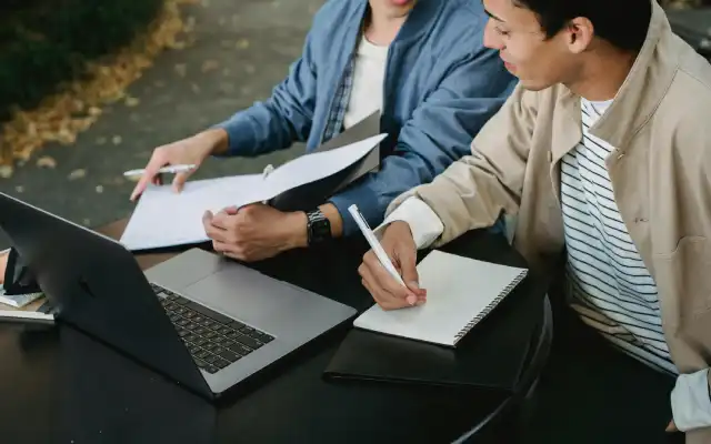 PTE vs IELTS: Apa Bedanya dan Mana yang Lebih Mudah?