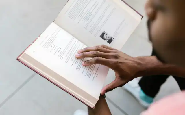 Apa Itu Adverb of Place? Simak Penjelasannya!