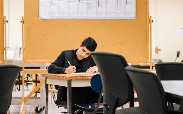 Kenapa Skor IELTS Writing Saya Tidak Naik? Berikut Alasannya!