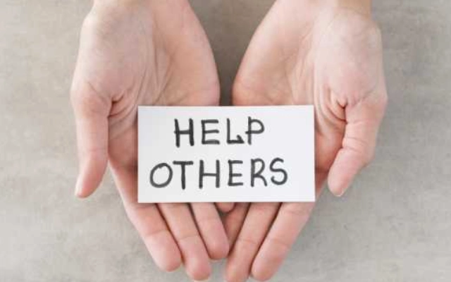 memahami makna offering help dan contohnya dengan benar