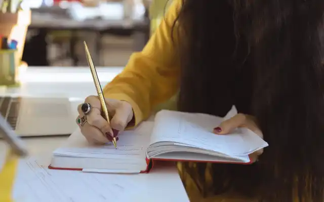 Macam Perbedaan At dan On, Kamu Perlu Tahu!