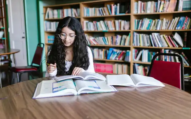 Perbedaan She dan Her dalam Bahasa Inggris