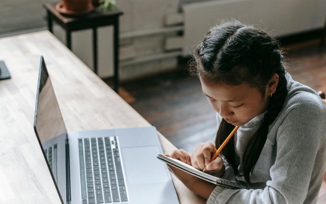 Belajar Preposition of Movement dalam Bahasa Inggris dan Contoh Kalimat