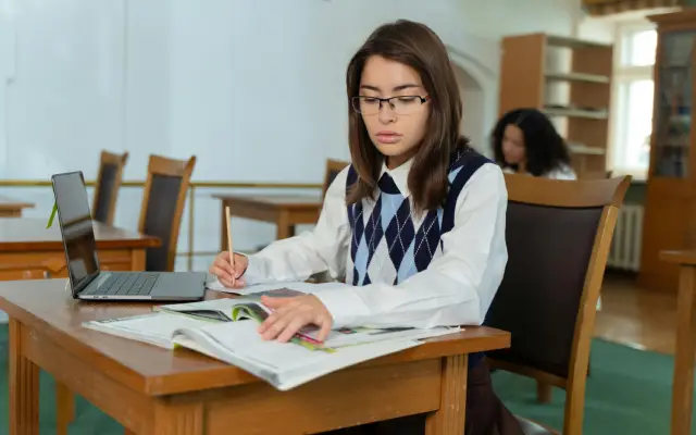 Mengenal Artinya Preposition of Place: Fungsi dan Contoh Kalimat