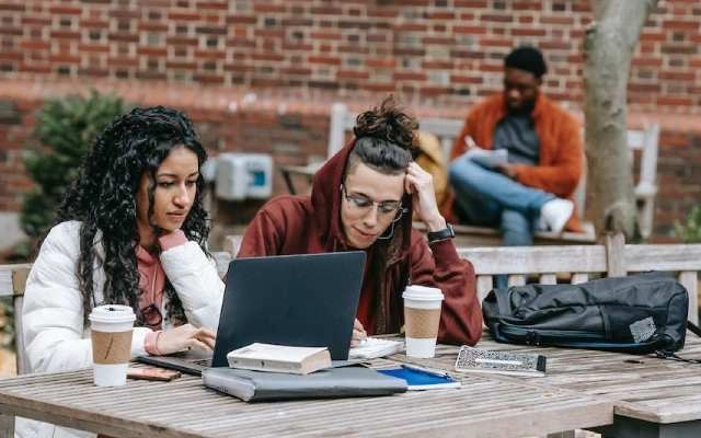 rekomendasi tempat belajar english fluency training