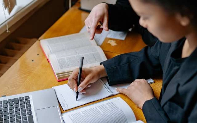 rekomendasi tempat belajar english grammar lessons online